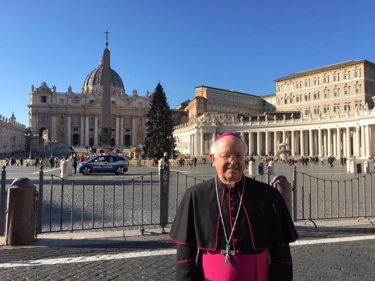 El arzobispo de Santiago: «Tengo toda la esperanza de que venga el Papa»