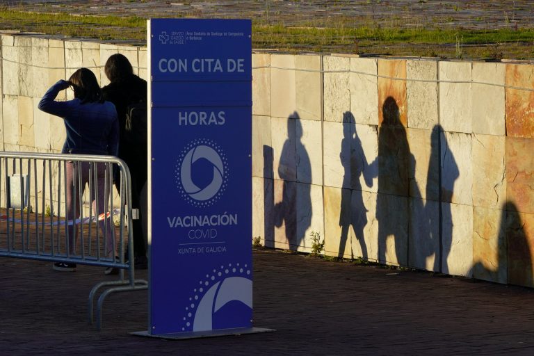 Galicia administra otras 34.800 dosis de la vacuna contra la Covid, de ellas unas 12.500 a niños