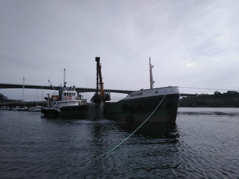 La Xunta inicia procedimiento de desahucio a un edificio de reparaciones del puerto de Ribadeo al caducar el permiso