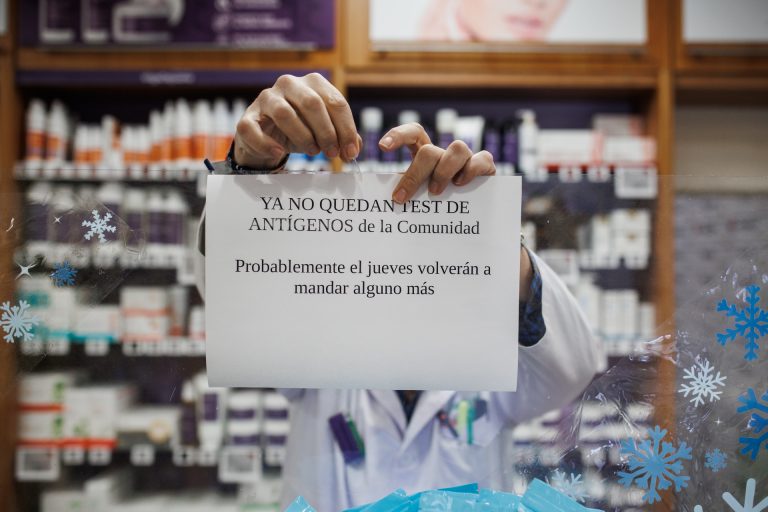 El Ministerio de Sanidad prepara autorizaciones temporales de más test de antígenos ante la falta de ‘stock’