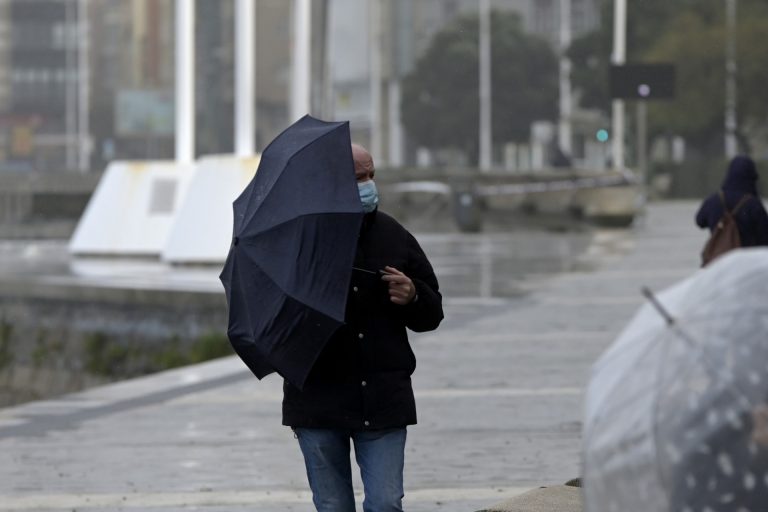 La alerta de Meteogalicia se elevará este lunes al nivel naranja por vientos y olas en la costa de A Coruña y Pontevedra