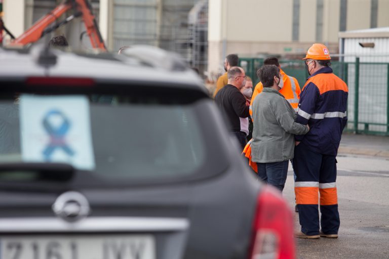 La plantilla de Alcoa Cervo votará este martes en referéndum la propuesta de cese temporal de la planta de aluminio