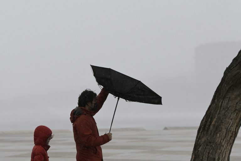 Las alertas por oleaje y fuertes vientos en la costa gallega se extienden a este martes