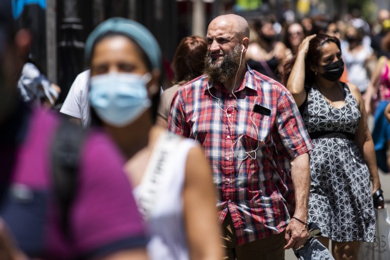 Sanidad y las comunidades autónomas acuerdan reducir la cuarentena de los positivos en COVID-19 a siete días