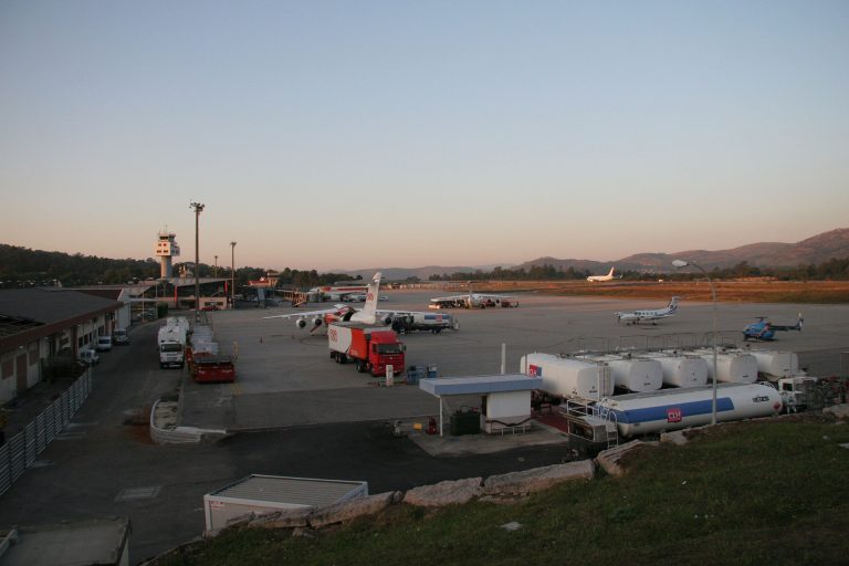 Cerrado el aeropuerto de Vigo por un socavón en la pista