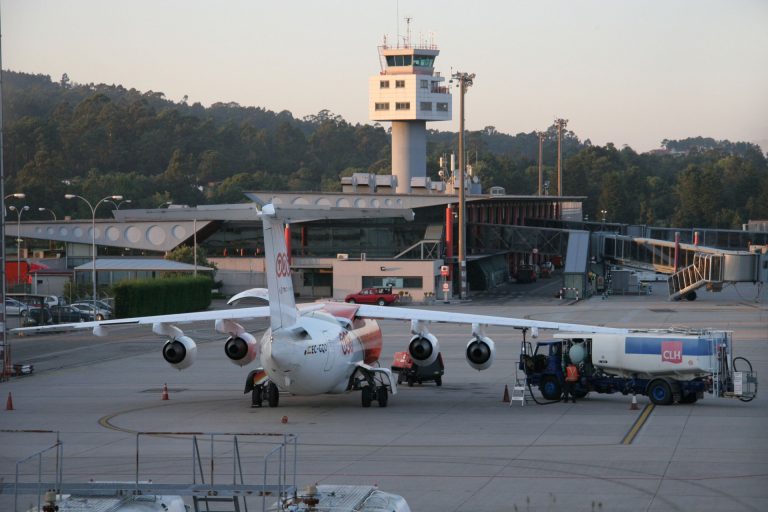 El aeropuerto de Vigo ya está operativo tras ser reparado el socavón ubicado en la pista