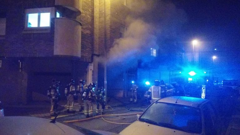 Un coche resulta calcinado en un incendio en un garaje de Vigo, el segundo fuego en un aparcamiento en menos de 24 horas