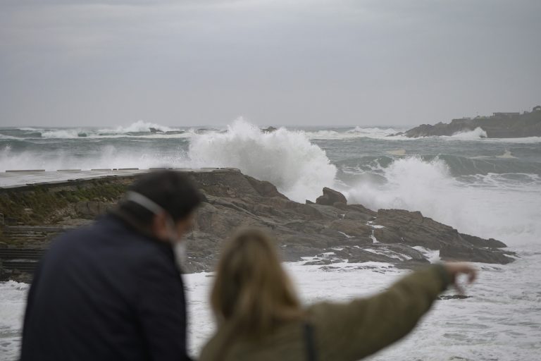 El temporal costero, ya de nivel amarillo, deja olas de entre cinco y seis metros en A Coruña