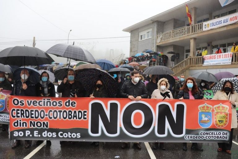 Cientos de personas se suman en Cerdedo-Cotobade a la concentración contra el proyecto eólico de Os Cotos