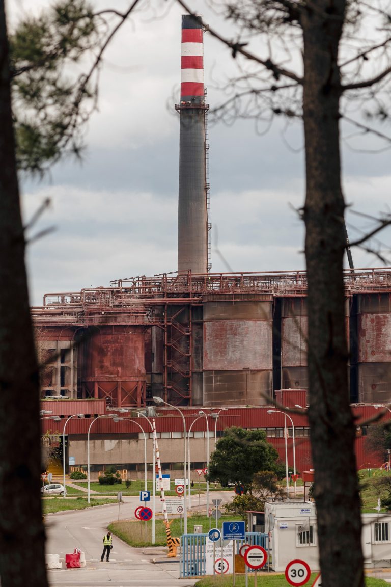 Alcoa detiene la primera serie de cubas de la planta de San Cibrao y completará el proceso de parada la próxima semana