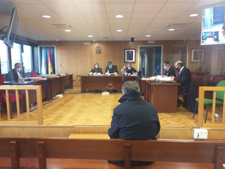 Un entrenador de Vigo acepta dos años de prisión por tocamientos a una menor