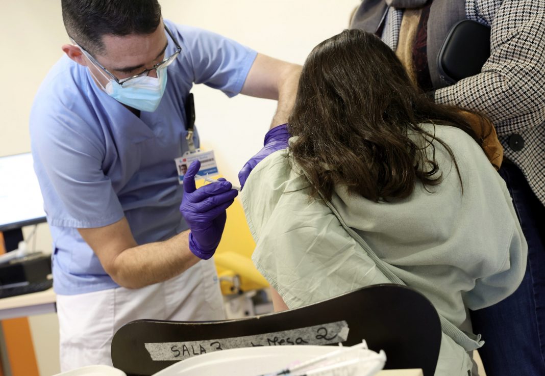 Un trabajador sanitario inyecta la vacuna contra el Covid-19 a un menor, en el Hospital Infanta Sofía, a 30 de diciembre de 2021, en San Sebastián de los Reyes, Madrid, (España).. Eduardo Parra - Europa Press