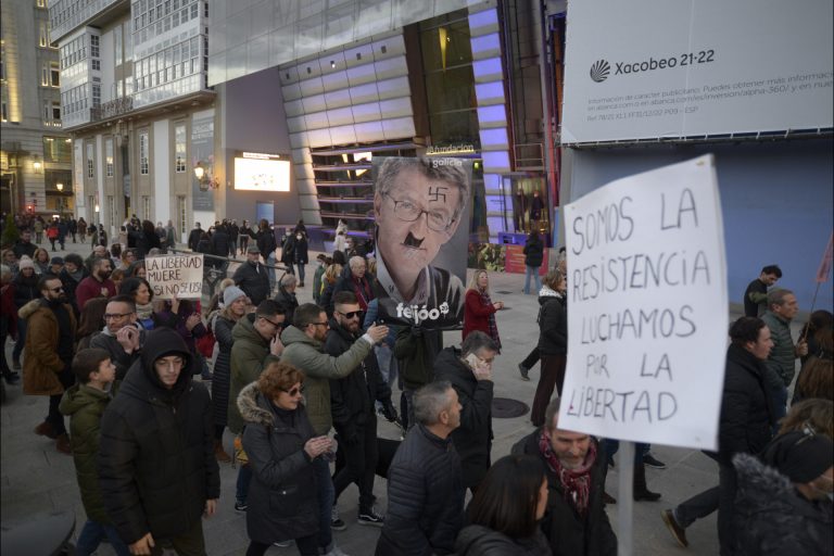 Centenares de negacionistas se manifiestan en A Coruña contra lo que llaman «plandemia»