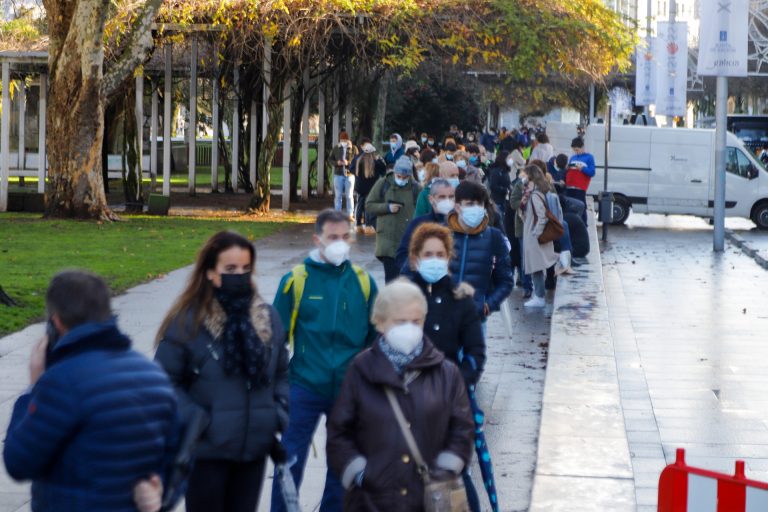 Galicia registra 1.000 contagios menos este domingo, pero la presión hospitalaria repunta con 41 ingresados más