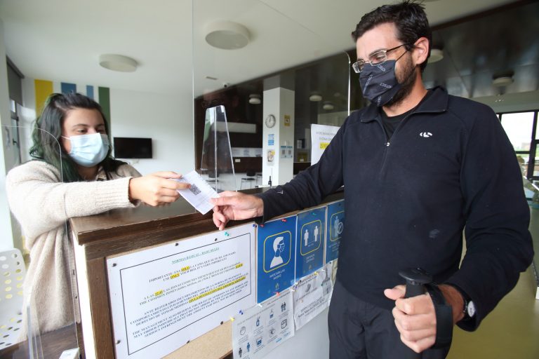Galicia no se plantea eliminar el certificado covid: «Mientras no finalice la pandemia, sí es útil»
