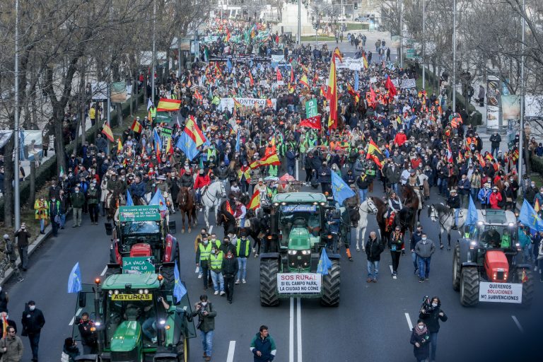 Miles de personas se manifiestan en Madrid contra las leyes que afectan al mundo rural: «Nos ponen zancadillas»