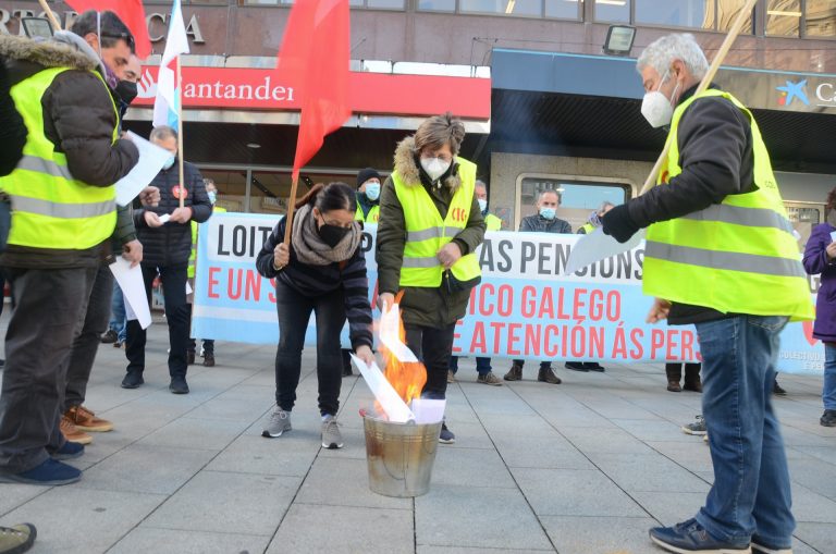 Centenares de jubilados protestan en las ciudades gallegas contra la nueva reforma de las pensiones