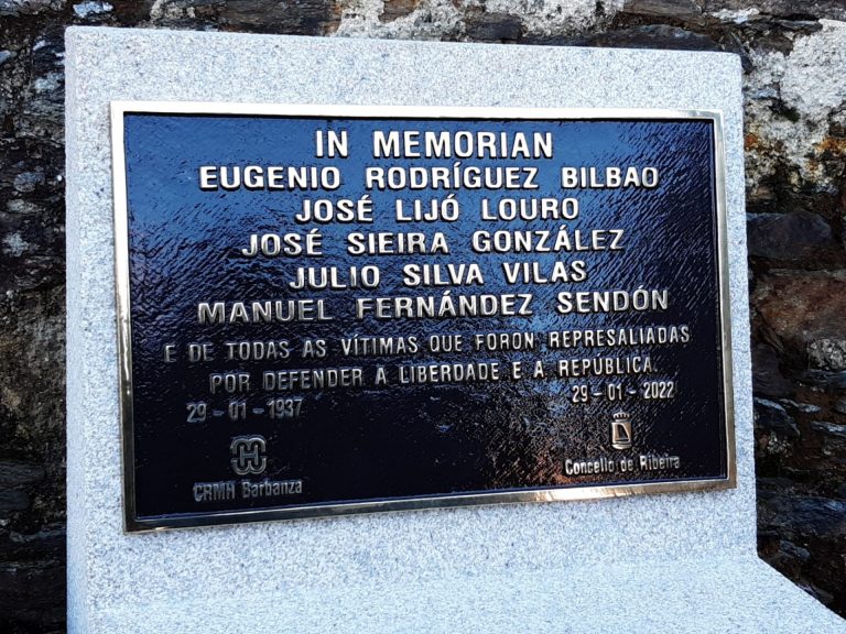 El cementerio de Boisaca, en Santiago, inaugura una placa en homenaje a cinco víctimas del franquismo