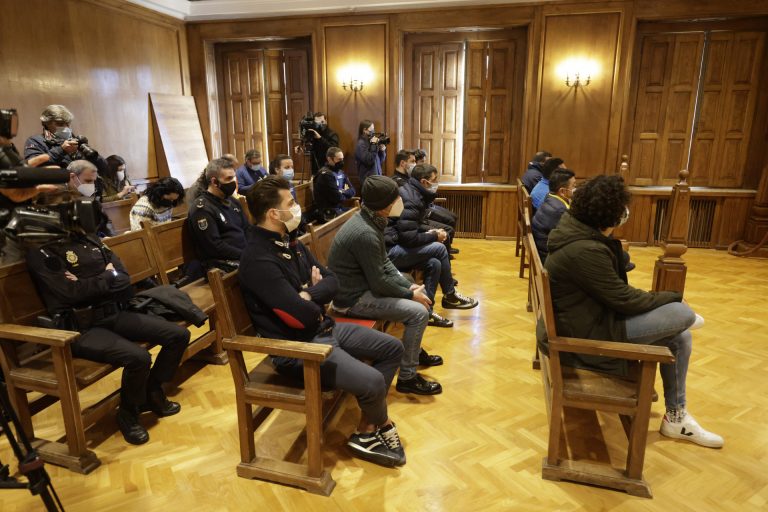 Condenados a penas de 7 a 11 de prisión los siete acusados por el alijo del narcosubmarino hundido en Aldán, Cangas