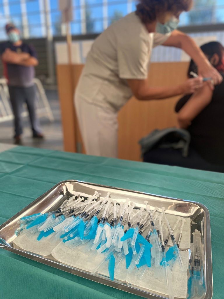 Coronavirus.- Administradas otras 1.999 dosis de la vacuna antiCovid en Galicia, 374 para completar pautas