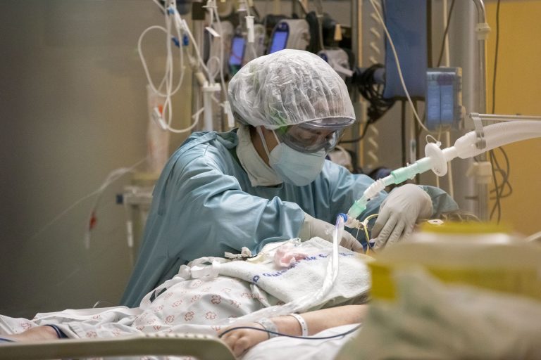 Cvirus.- Galicia mantiene a la baja sus contagios diarios pero vuelven a crecer los ingresos, con 46 hospitalizados más