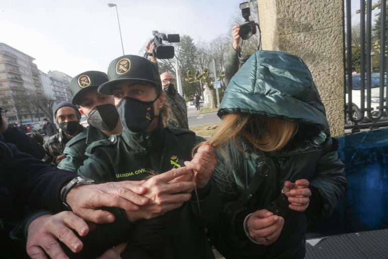 Gran despliegue policial para custodiar la llegada de Ana Sandamil a los juzgados de Lugo