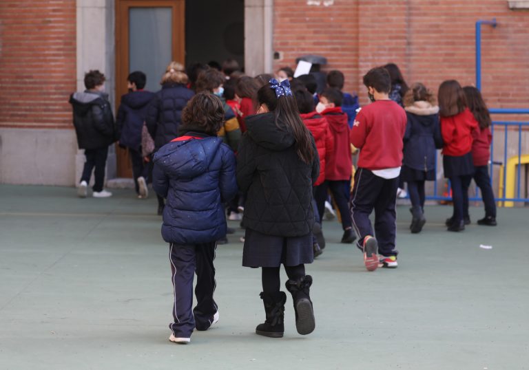 La Xunta dice que aplicará el fin de la mascarilla pero insiste en «recomendar» su uso en los patios de colegio