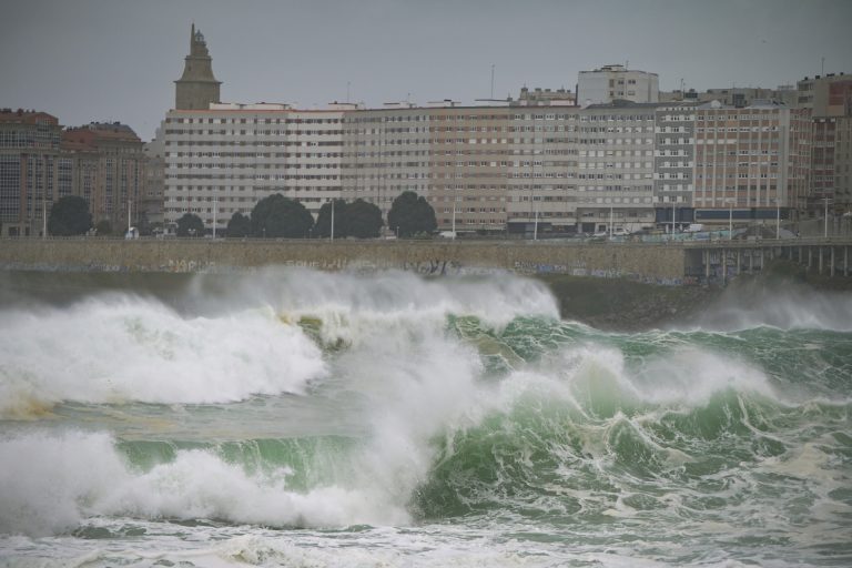 Toda la costa gallega estará este lunes en aviso amarillo por viento en el mar y fuerte oleaje