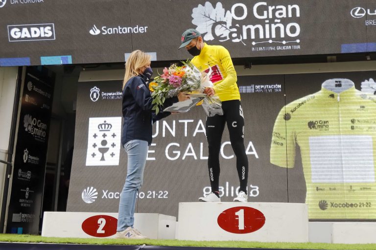 Magnus Cort Nielsen recibe en Vigo el maillot amarillo como líder de la primera etapa de la vuelta ‘O Gran Camiño’