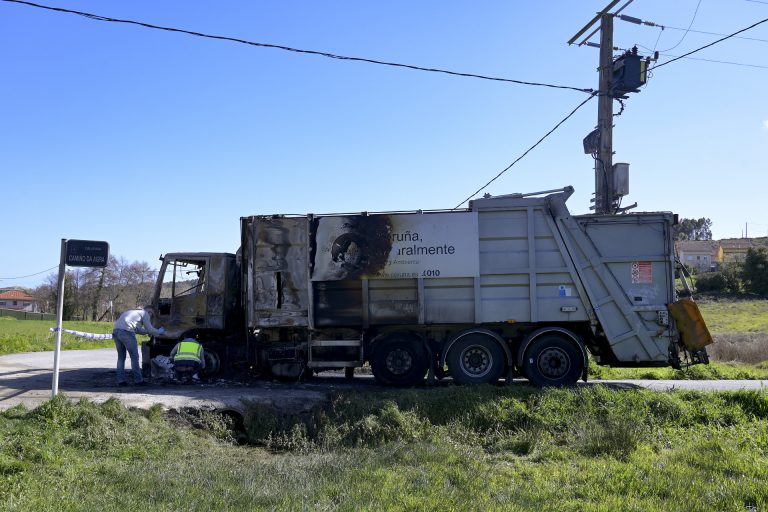 Un camión de basura calcinado se suma a los actos vandálicos sufridos en A Coruña en los últimos días