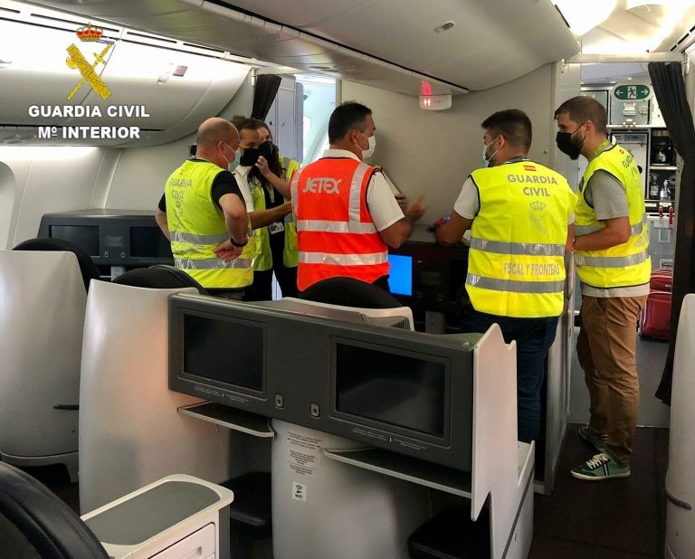 Identificado el presunto autor de la amenaza de bomba que paralizó el aeropuerto de Alvedro en noviembre