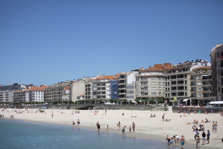 El ayuntamiento de Sanxenxo amplía a 18 las playas «sin humo» este verano
