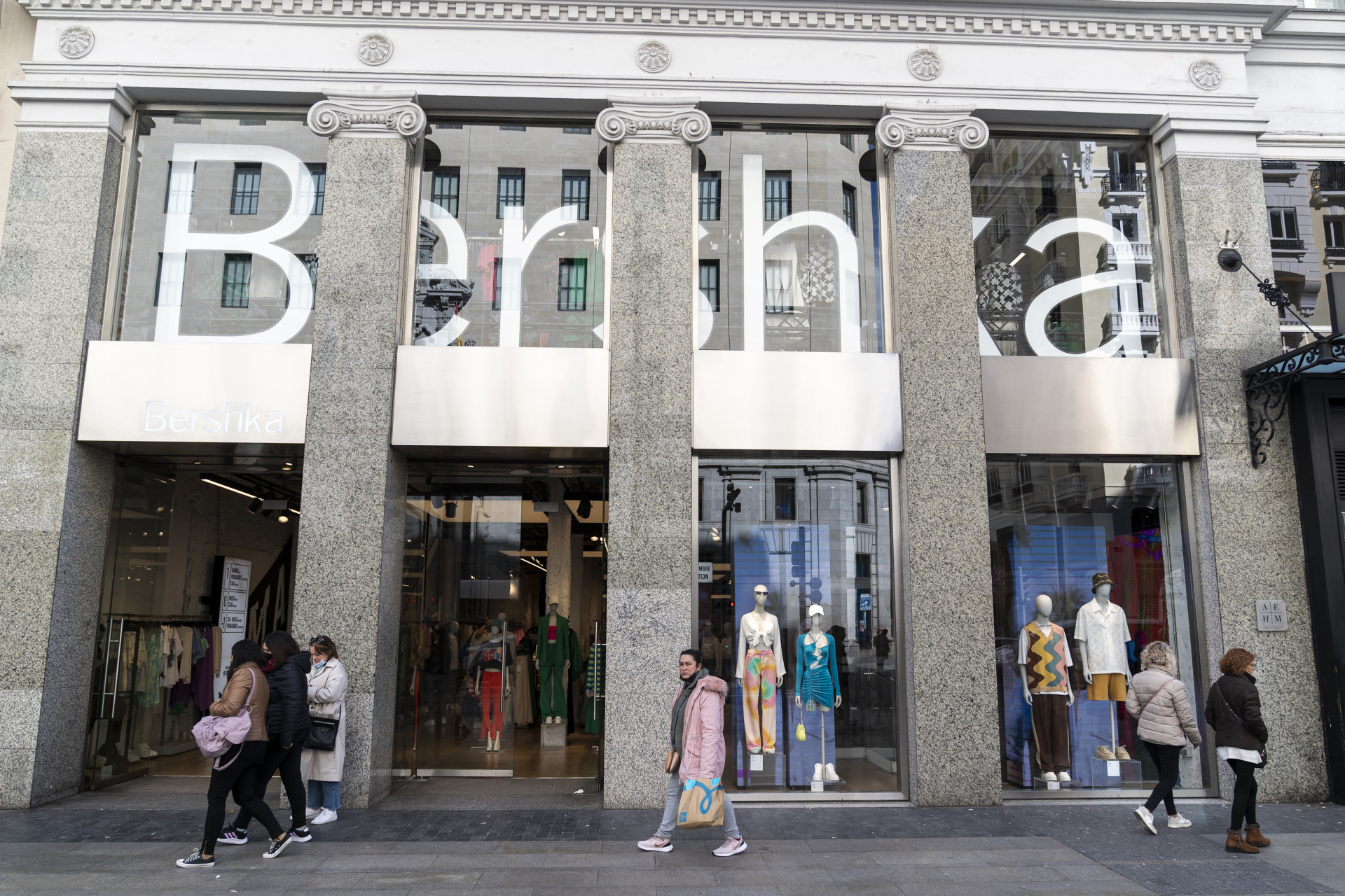 Credit Suisse rebaja a 21 euros el precio por acción de Inditex, que modera  caída al 5% por Rusia, mínimos de 2014
