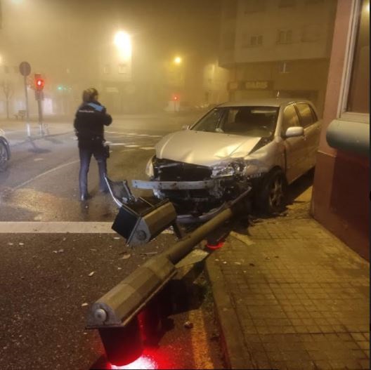 Interceptado un conductor que cuadriplicó la tasa máxima de alcoholemia permitida tras derribar un semáforo en Lugo