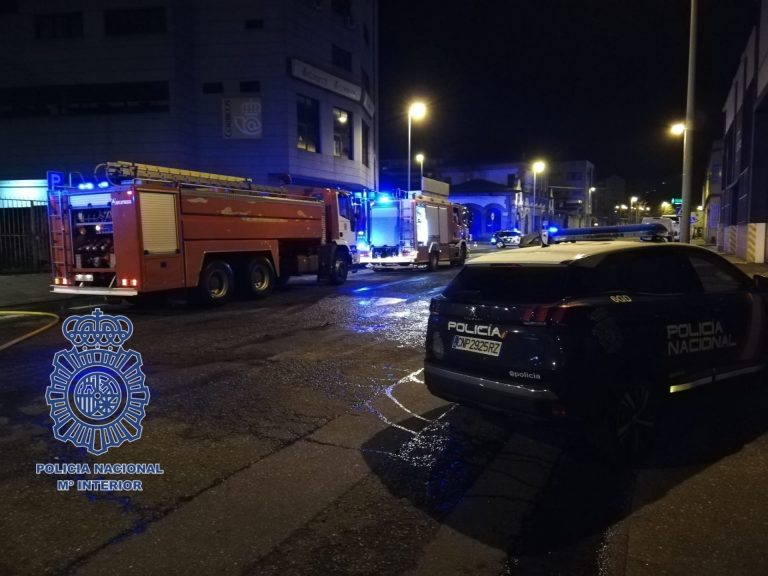 Arde una nave industrial abandonada en Vigo cerca de edificios de viviendas