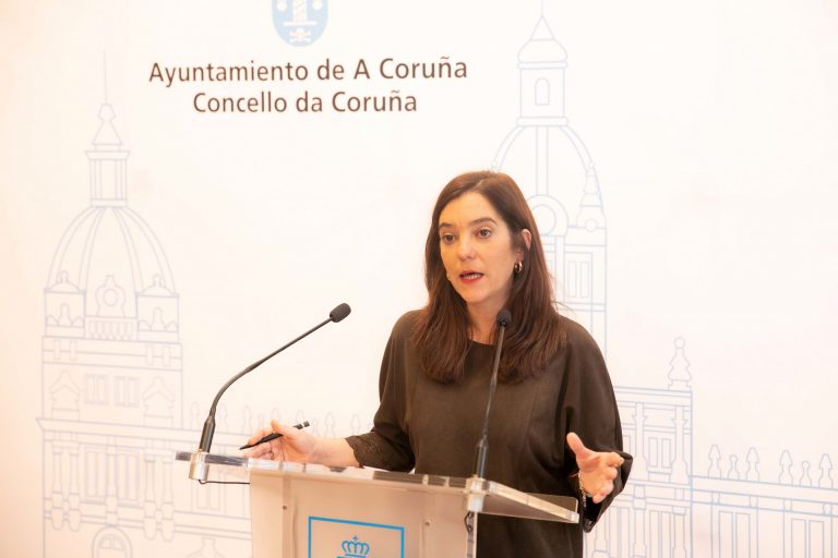 La alcaldesa de A Coruña acusa a Feijóo de usar la guerra de Ucrania para «hacer campaña» en el PP