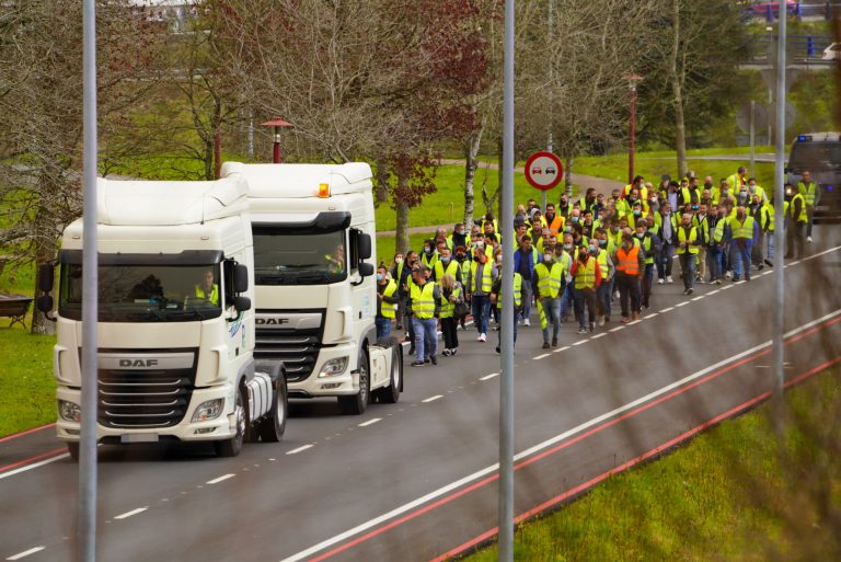 Decenas de transportistas llevan sus camiones hasta la Xunta en una nueva jornada de protestas en puertos y polígonos