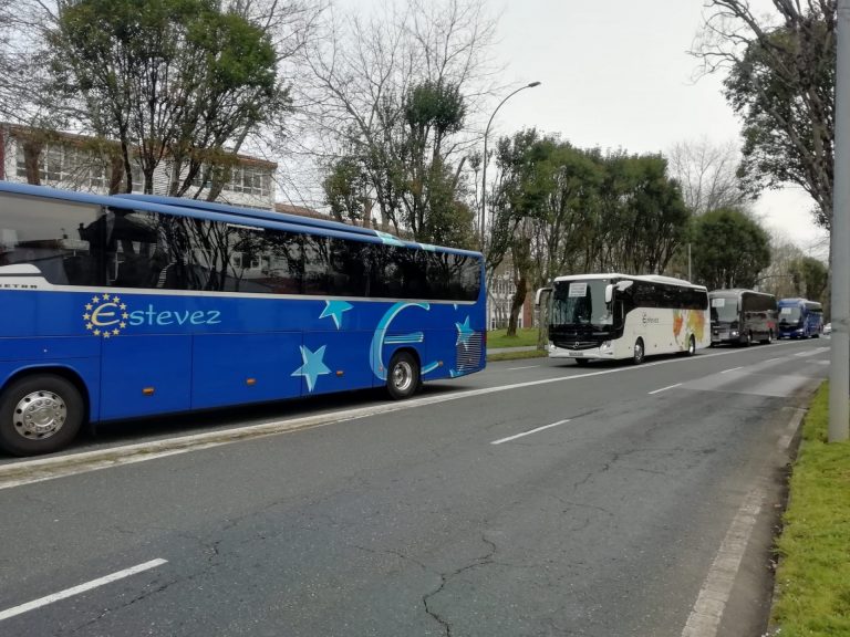 Más de 50 autobuses se concentran ante la Xunta para denunciar el «oligopolio» de Monbus, que «incumple» lo licitado