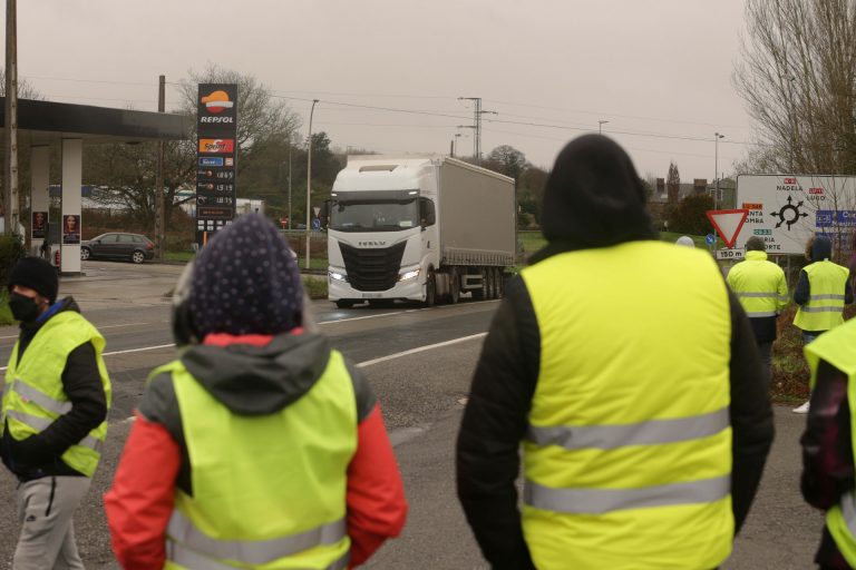 Empresas familiares envían una carta a Sánchez para urgir medidas ante el precio de combustible y el paro del transporte