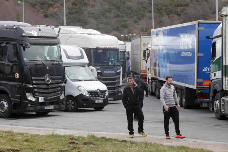 El día 5 de paro arranca con corte total en la A-6 en O Corgo y una caravana de camiones en Vigo