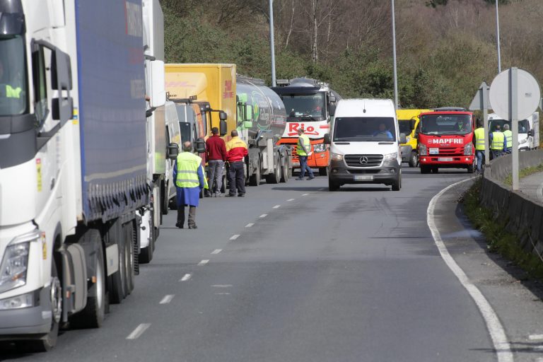 Camiones y tractores marchan en Vilalba para exigir soluciones frente al alza de precios de los combustibles
