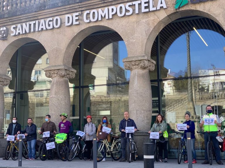 Una decena de asociaciones piden a Renfe en Galicia que elimine las dificultades para llevar bicicletas en los trenes