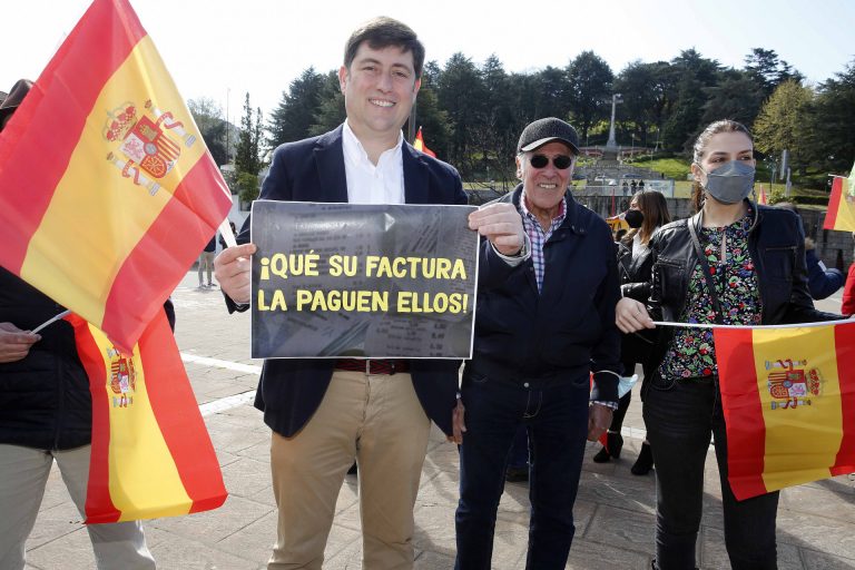 Simpatizantes de Vox se concentran frente a ayuntamientos gallegos contra la subida de los precios