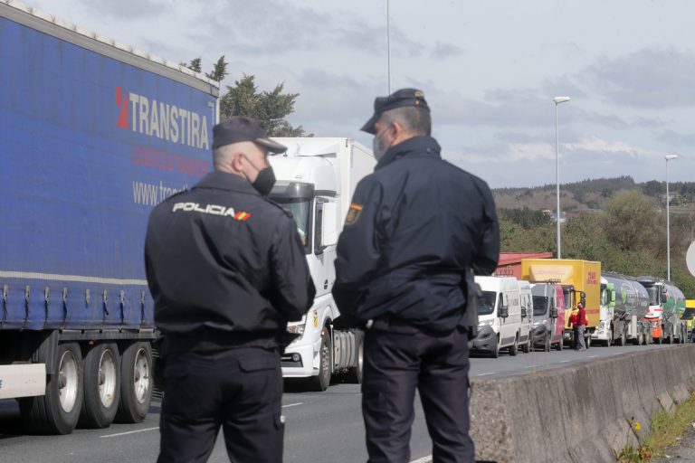Tractores y camiones desfilan en los accesos a las principales ciudades de Galicia