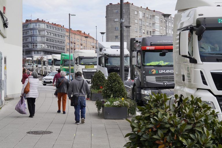 Los transportistas llevan a las ciudades gallegas sus protestas en el octavo día de paro
