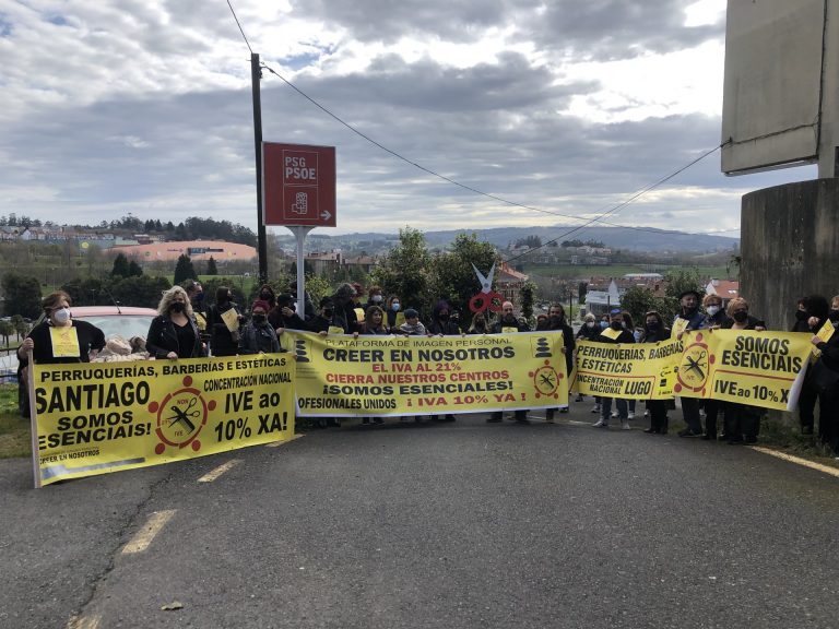 El sector de la belleza reclama con una protesta delante de la sede del PSOE en Santiago la restitución del IVA reducido