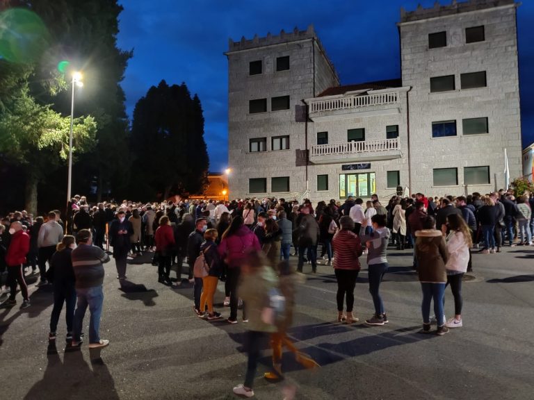 Varios centenares de personas se concentran contra el «feminicidio» de Barro: «Justicia y que pague con la pena máxima»