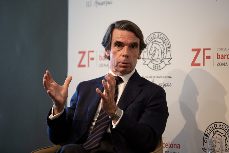 Aznar admite que le ha «disgustado» lo ocurrido en el PP pero que pronto habrá una «alternativa pujante» con Feijóo
