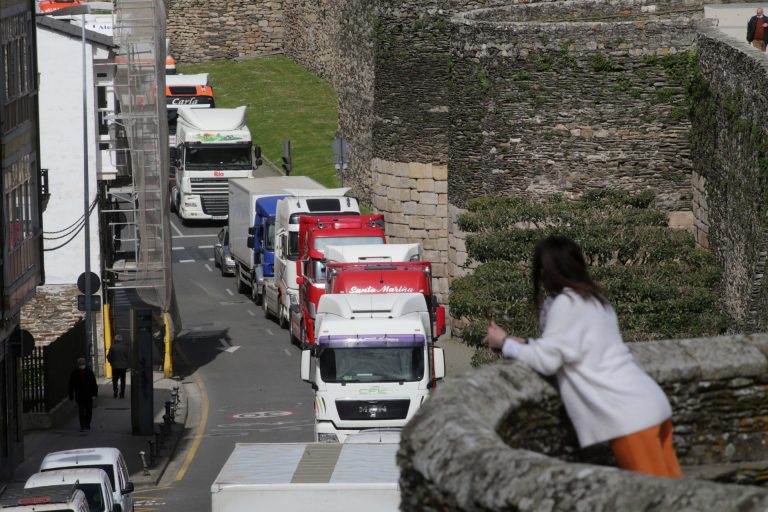 Más de 300 camiones y 40 taxis colapsan el centro de Lugo