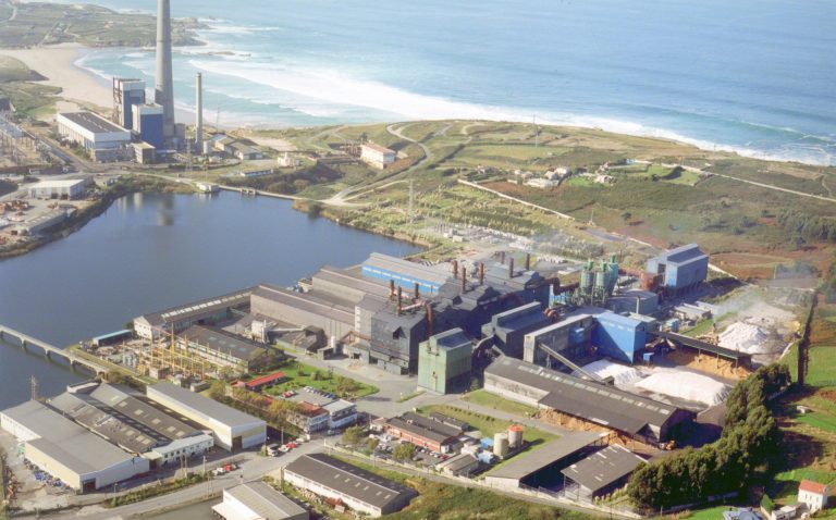 Ferroatlántica paraliza su actividad en la fábrica de Arteixo por falta de materia prima debido al paro del transporte